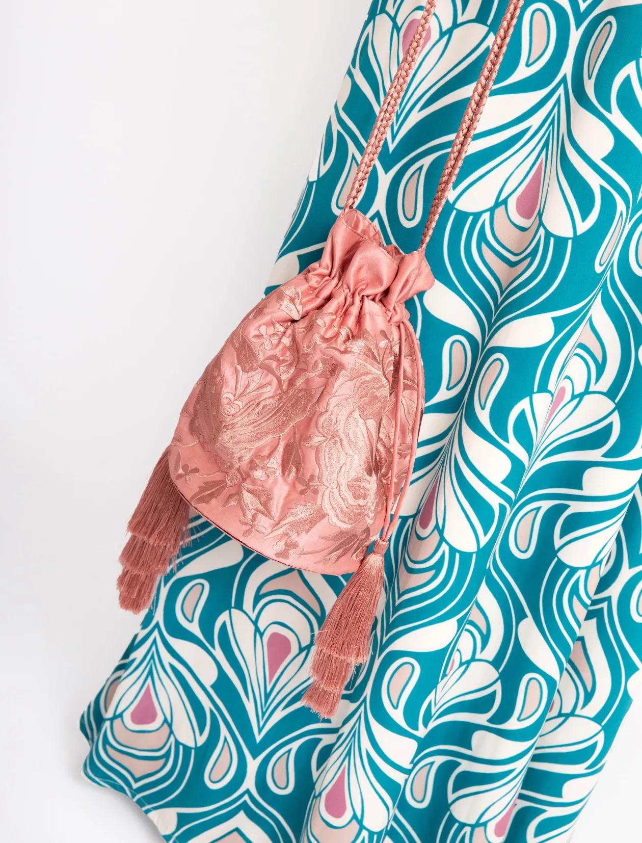 Bolso pochette seda bordada maquillaje