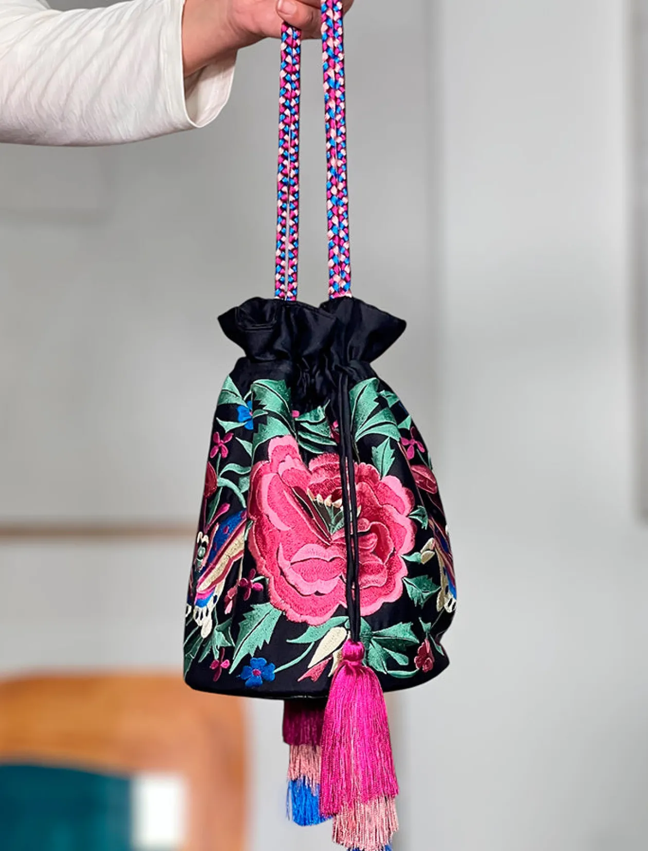 Bolso pochette seda bordada negro