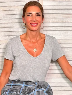 CAMISETA IDEAL ESCOTE EN PICO GRIS