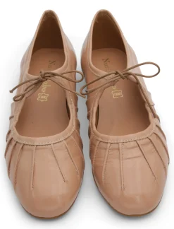 Zapato plano de frunces nude camel